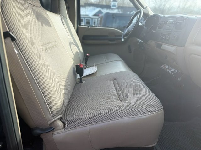 2005 Ford Super Duty F-350 DRW Base